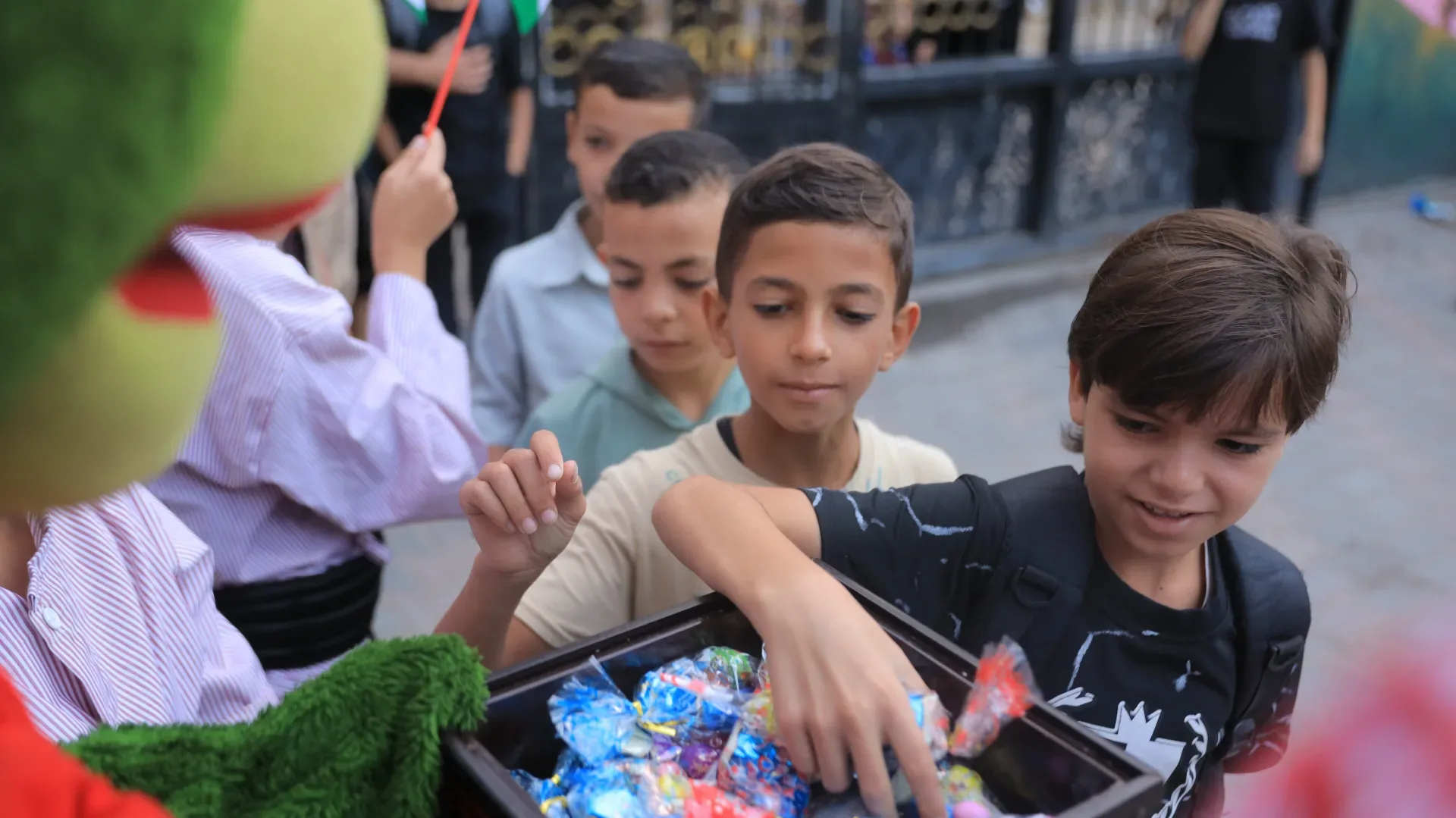 1500 طالب وطالبة يبدؤون عامهم الدراسي الجديد في مدرسة فلسطين الغد