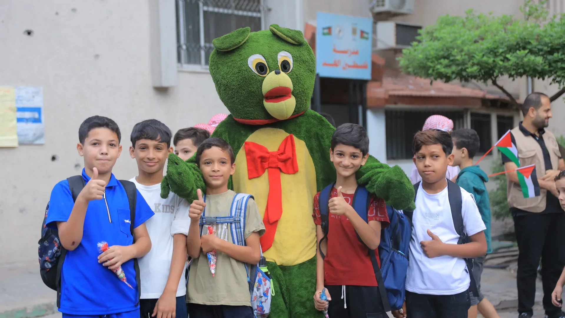 1500 طالب وطالبة يبدؤون عامهم الدراسي الجديد في مدرسة فلسطين الغد