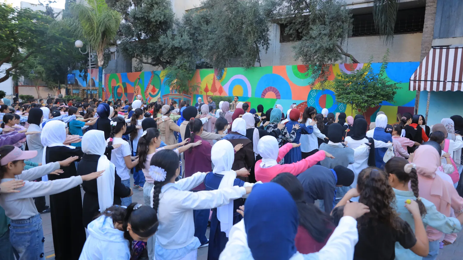 1500 طالب وطالبة يبدؤون عامهم الدراسي الجديد في مدرسة فلسطين الغد