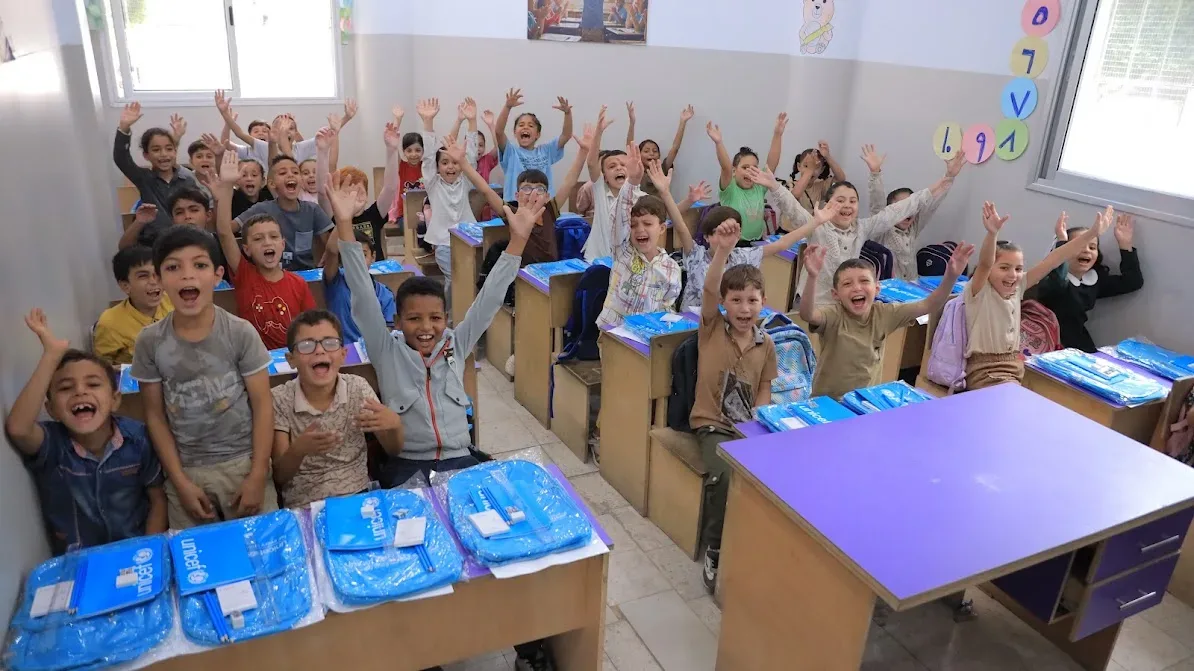 بدعم من اليونيسف.. توزيع الحقائب والقرطاسية على 1500 طالب وطالبة في مدرسة فلسطين الغد
