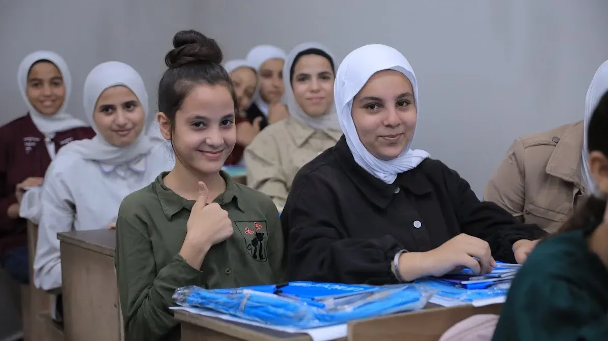 بدعم من اليونيسف.. توزيع الحقائب والقرطاسية على 1500 طالب وطالبة في مدرسة فلسطين الغد