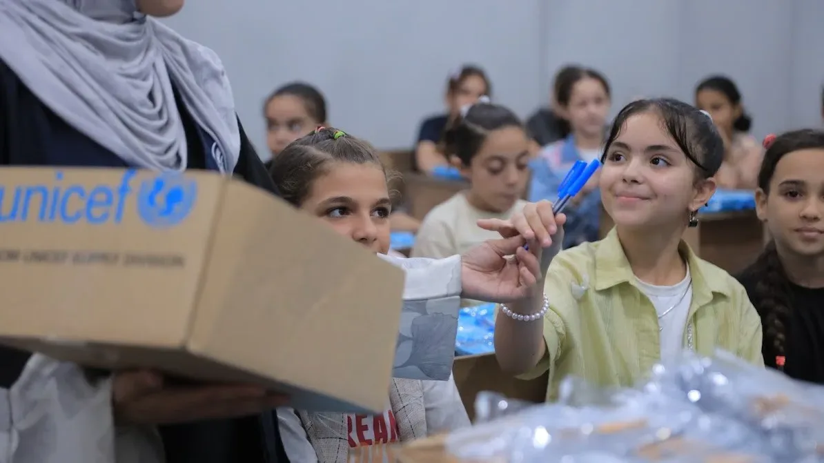 بدعم من اليونيسف.. توزيع الحقائب والقرطاسية على 1500 طالب وطالبة في مدرسة فلسطين الغد