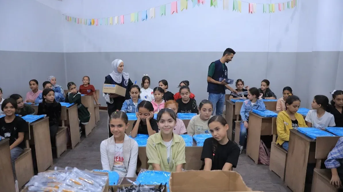 بدعم من اليونيسف.. توزيع الحقائب والقرطاسية على 1500 طالب وطالبة في مدرسة فلسطين الغد