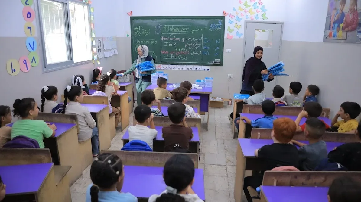 بدعم من اليونيسف.. توزيع الحقائب والقرطاسية على 1500 طالب وطالبة في مدرسة فلسطين الغد