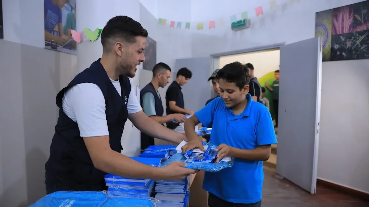 بدعم من اليونيسف.. توزيع الحقائب والقرطاسية على 1500 طالب وطالبة في مدرسة فلسطين الغد