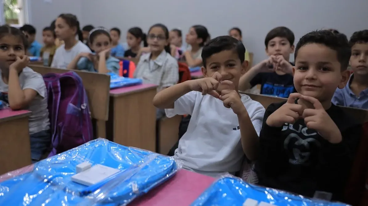 بدعم من اليونيسف.. توزيع الحقائب والقرطاسية على 1500 طالب وطالبة في مدرسة فلسطين الغد