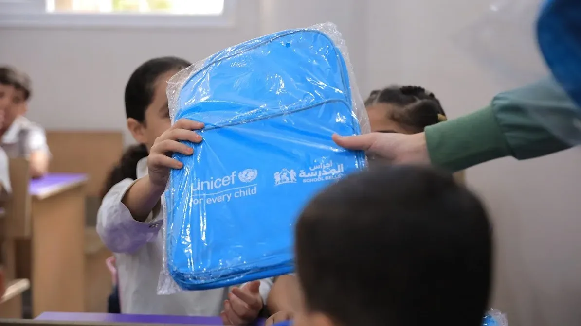 بدعم من اليونيسف.. توزيع الحقائب والقرطاسية على 1500 طالب وطالبة في مدرسة فلسطين الغد