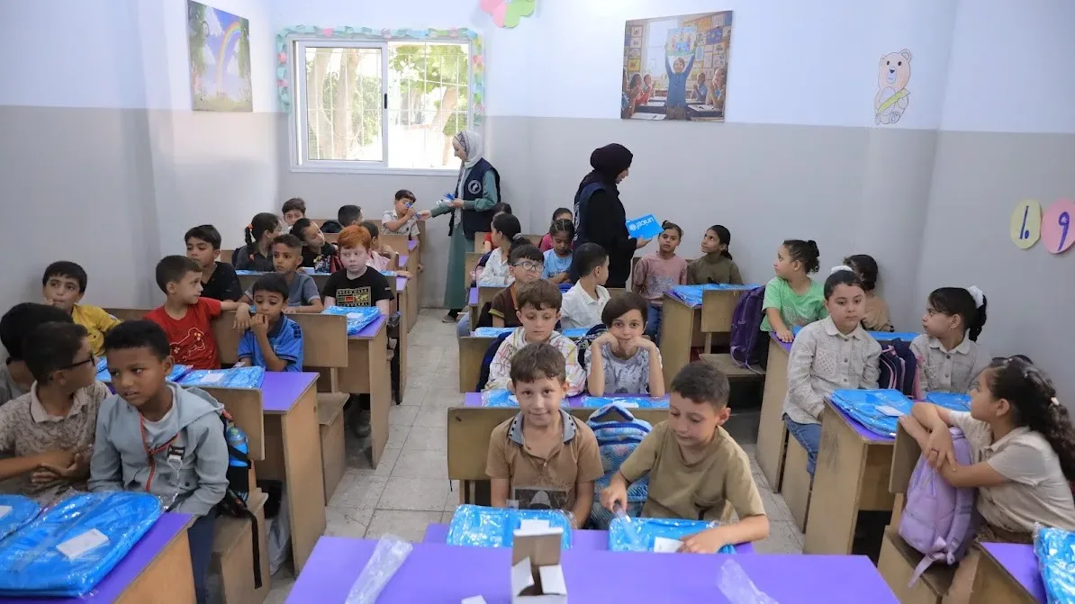 بدعم من اليونيسف.. توزيع الحقائب والقرطاسية على 1500 طالب وطالبة في مدرسة فلسطين الغد
