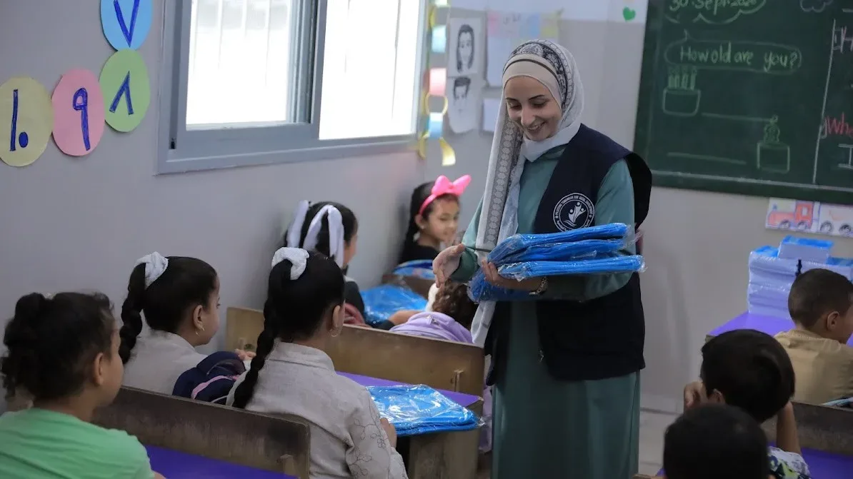 بدعم من اليونيسف.. توزيع الحقائب والقرطاسية على 1500 طالب وطالبة في مدرسة فلسطين الغد