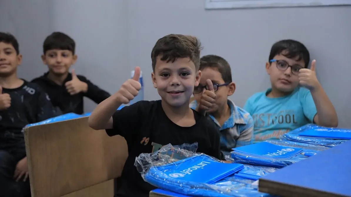 بدعم من اليونيسف.. توزيع الحقائب والقرطاسية على 1500 طالب وطالبة في مدرسة فلسطين الغد